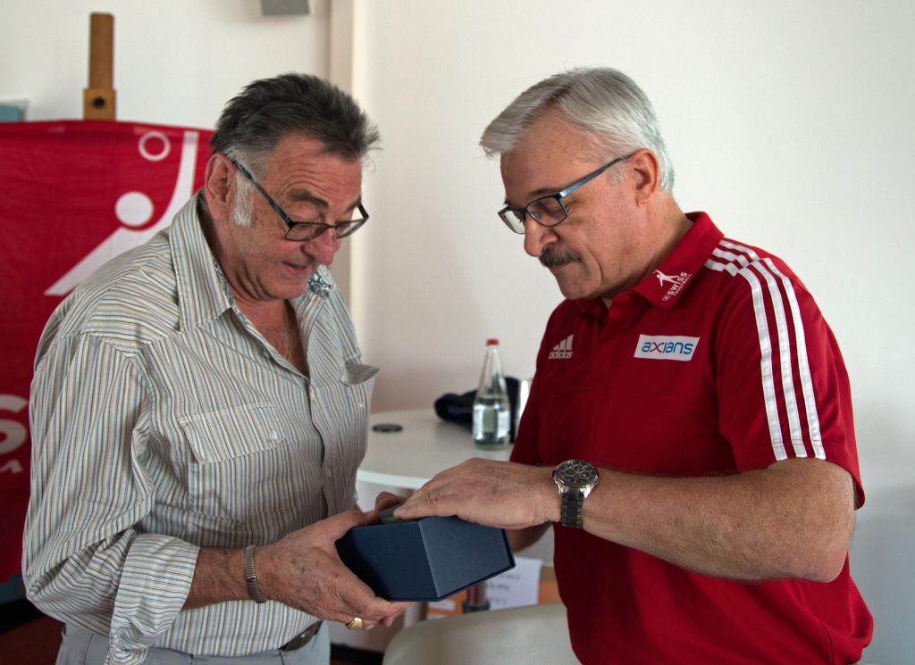 Für seine 23 jährige Leitung der Faustball-Region INS Innerschweiz (Uri, Schwyz, Zug, Luzern, Ob- und Nidwalden) wurde Rolf Bucher, Kriens durch den Zentralpräsidenten für seine Verdienste verdankt und die Swiss Faustball Ehrennadel in Gold überreicht.