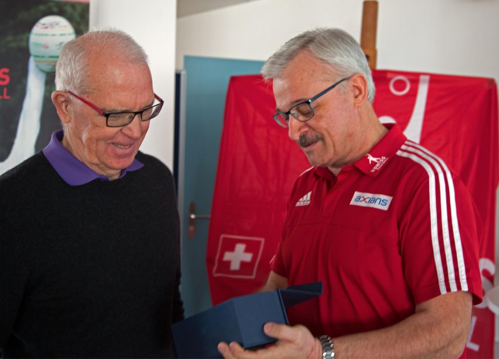 Für seine langjährige und mehrfachen Funktionen im Dienste Region Thurgau, der Zone Ostschweiz und als ehemaliges Swiss Faustball Zentralvorstandsmitglied wurde Rolf Weigle, Frauenfeld durch den Zentralpräsidenten Franco Giori verdankt und die Swiss Faustball Ehrennadel in Gold überreicht.  